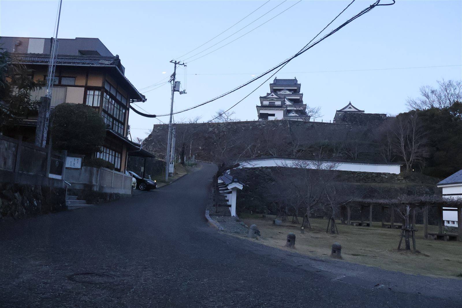 城下の坂道から見上げる大洲城