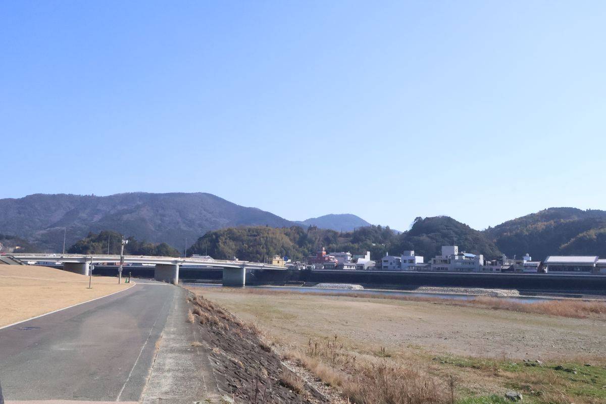 肱川沿いの道と橋、町並み