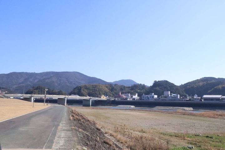 河原沿いの道と橋