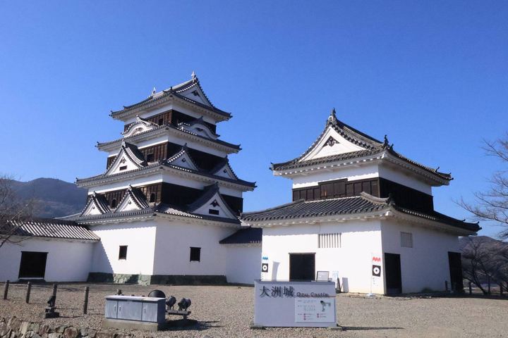 青空の下の大洲城