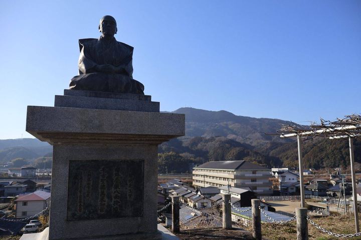 高台に建つ銅像と町並み