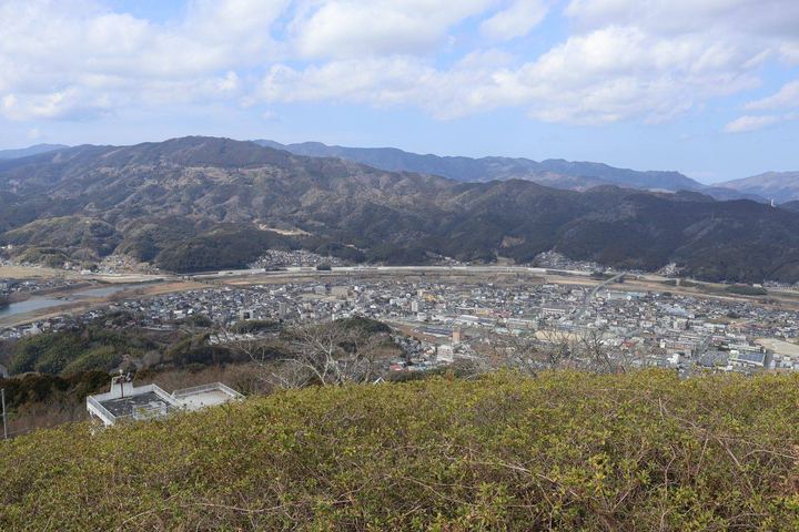 山あいに広がる田園と集落