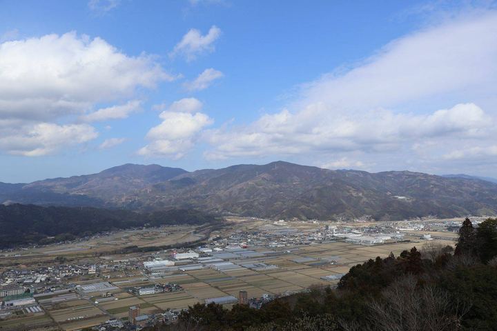 田畑と山並み