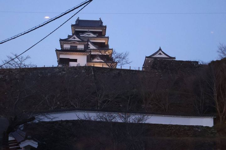石垣の上に建つ大洲城
