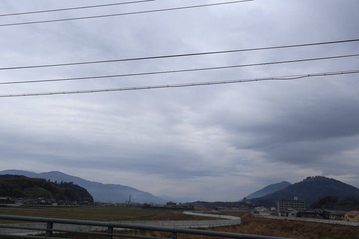 曇り空と電線