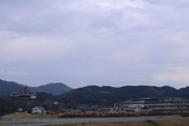 冬の山並みと町