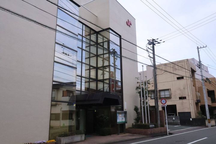 まちなかに建つ農協の店舗ビル