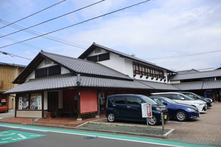 瓦屋根の商店