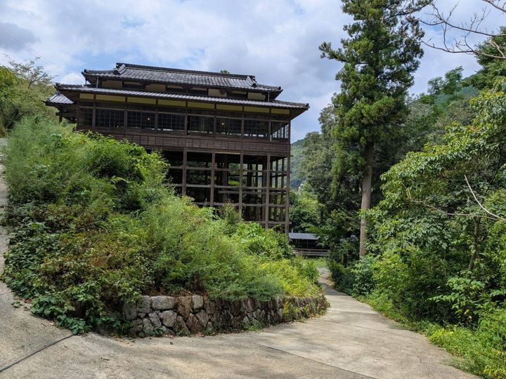 山の斜面に懸造りで建つ少彦名神社の参籠殿