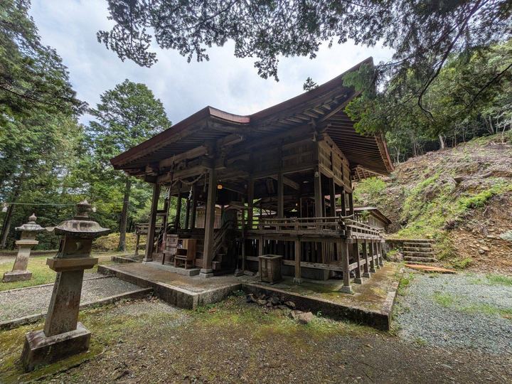 如法寺の境内と灯籠