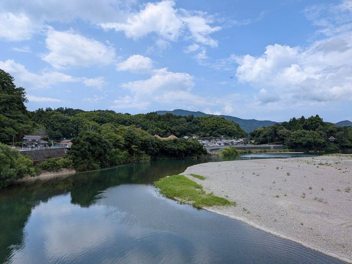 肱川の川面と河原