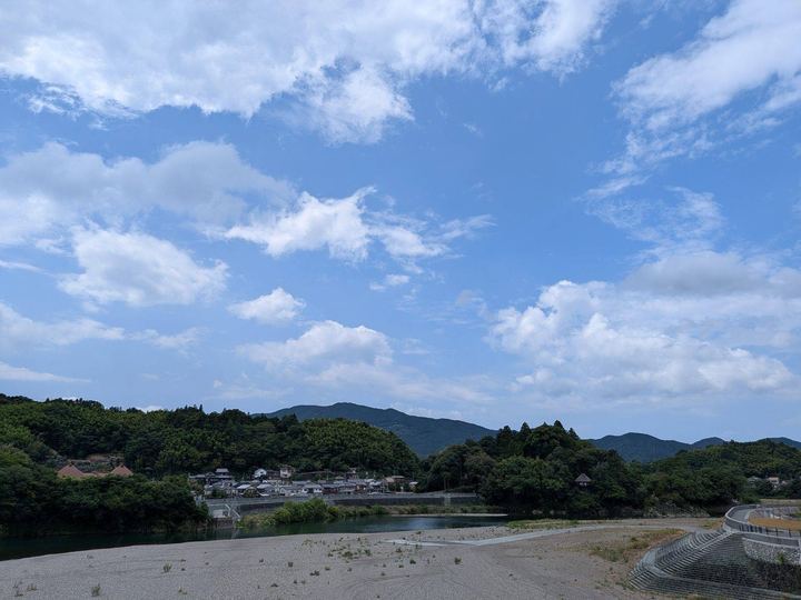 雲の多い空と肱川