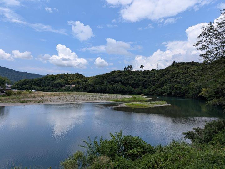 ダム湖の水面と山