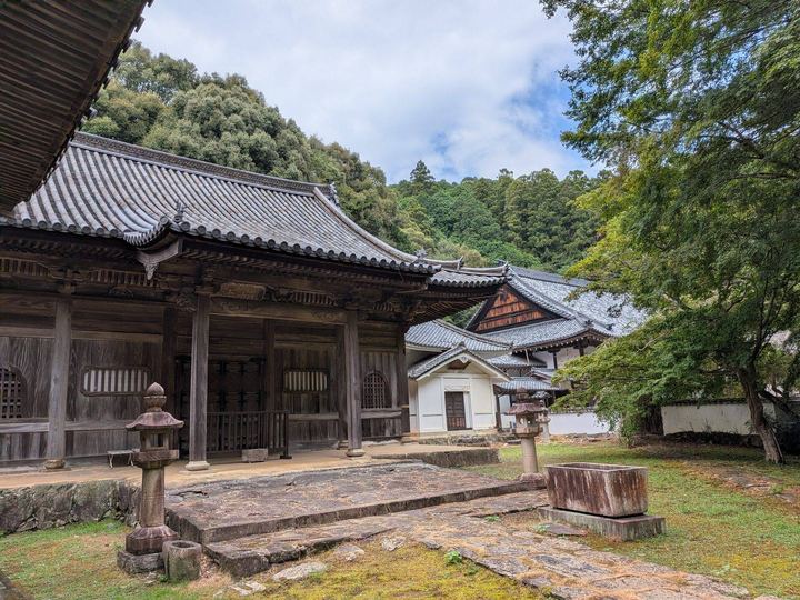 如法寺の本堂と石灯籠