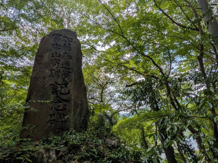 記念碑の石柱