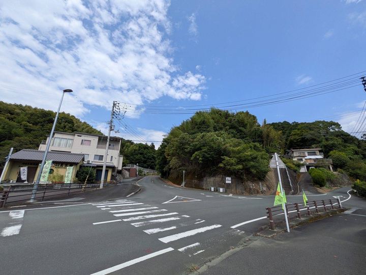 川沿いの交差点
