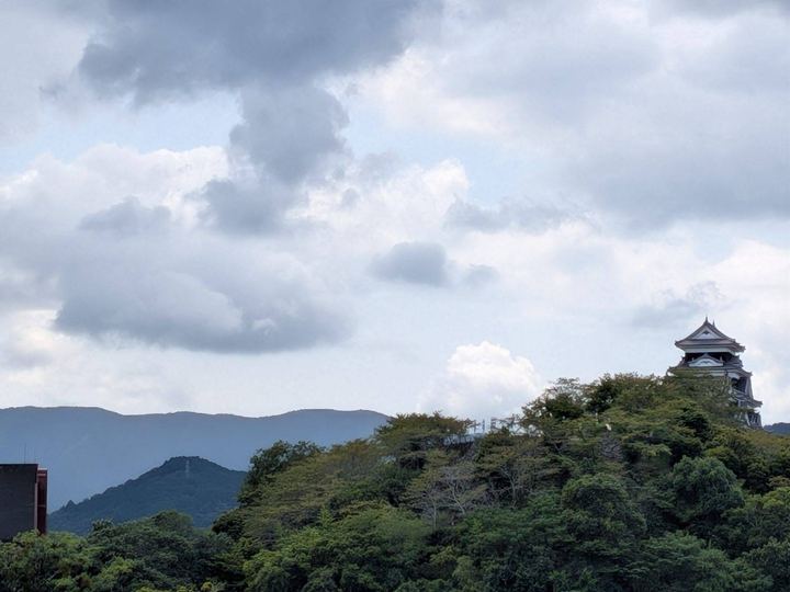 山の上に見える大洲城