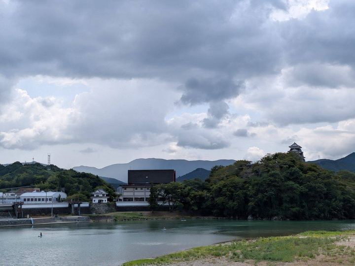 川越しに見る大洲城