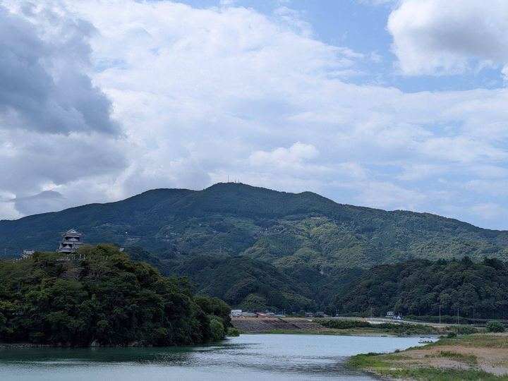 肱川と山並み