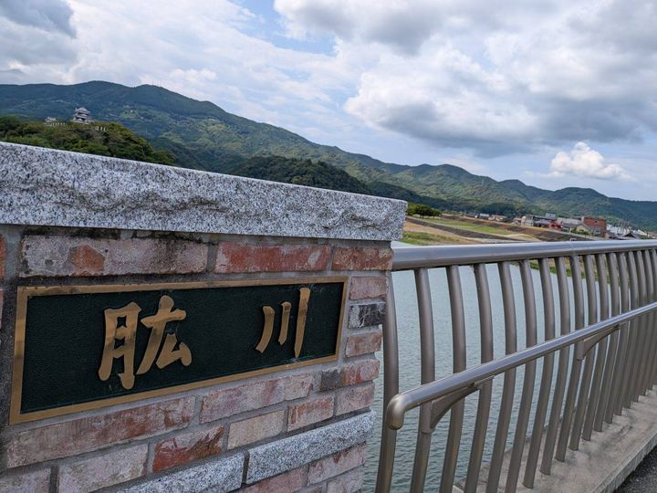 肱川橋の親柱と大洲城