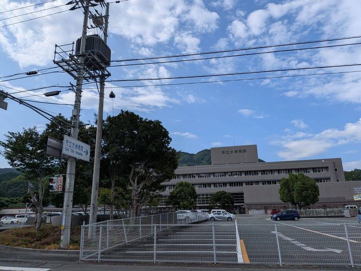 大洲市立病院の建物と駐車場