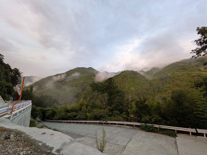 霧のかかる山あいの橋