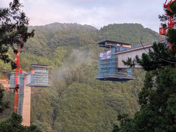 霧の山と建設中の構造物
