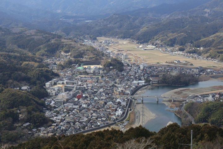 高台から見下ろす大洲の市街地と肱川